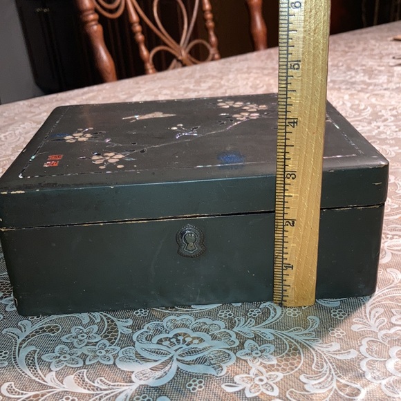 VTG ASIAN BLACK LACQUER JEWEL BOX w/MOP inlaid. $39 - Picture 11 of 12